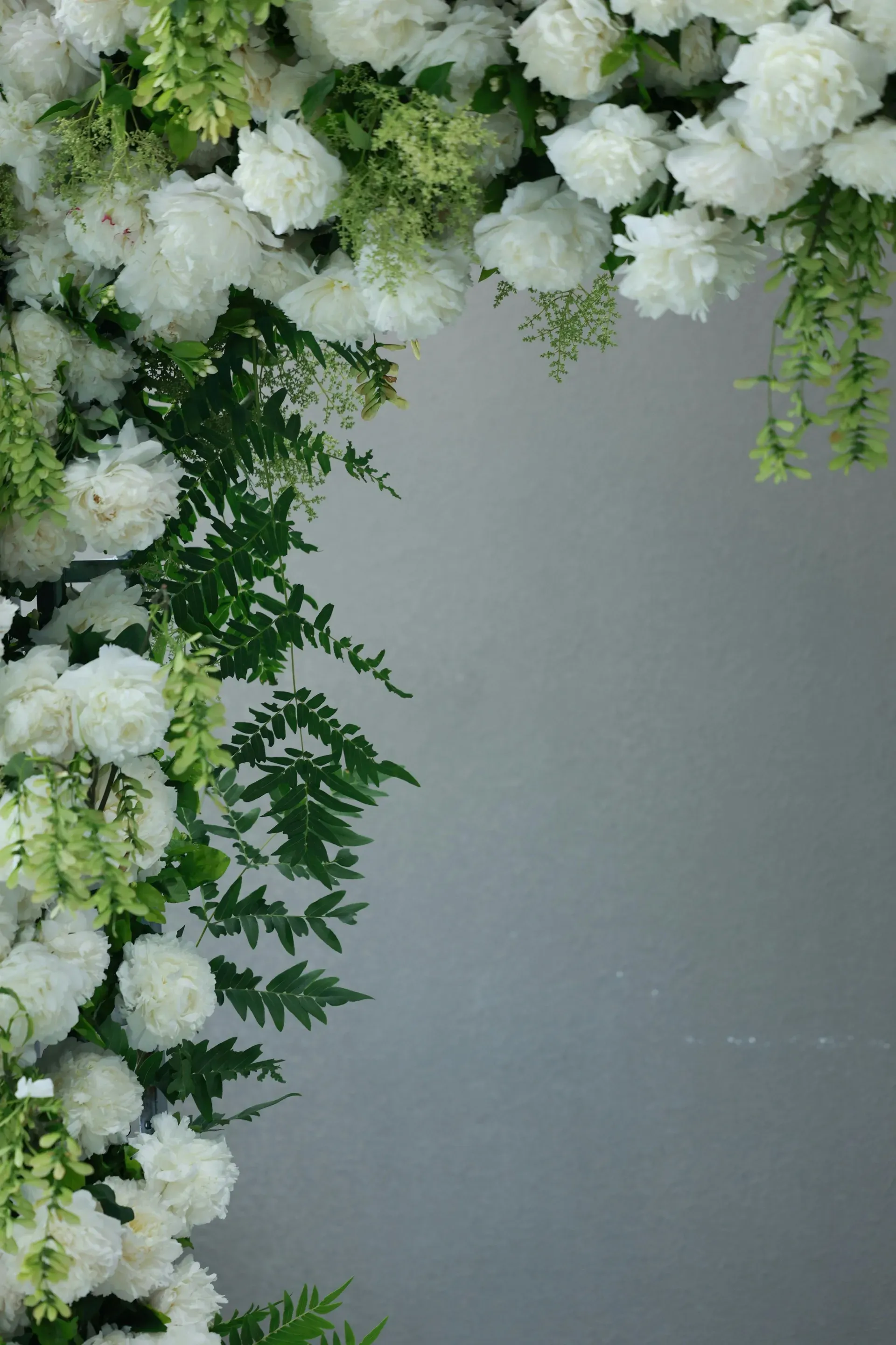 Svadobná fotostena zo živých kvetov na Orave