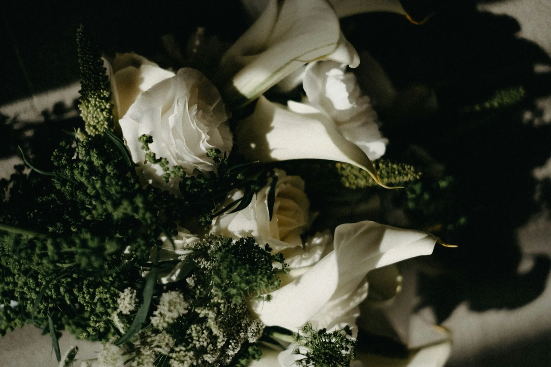 Smútočné kvety a vence: Citlivý sprievodca výberom a tradíciami