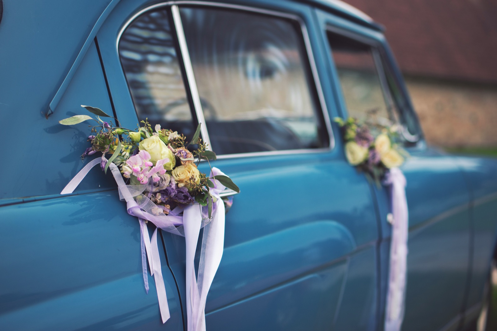 Výzdoba svadobného auta: Krásne nápady a trendy